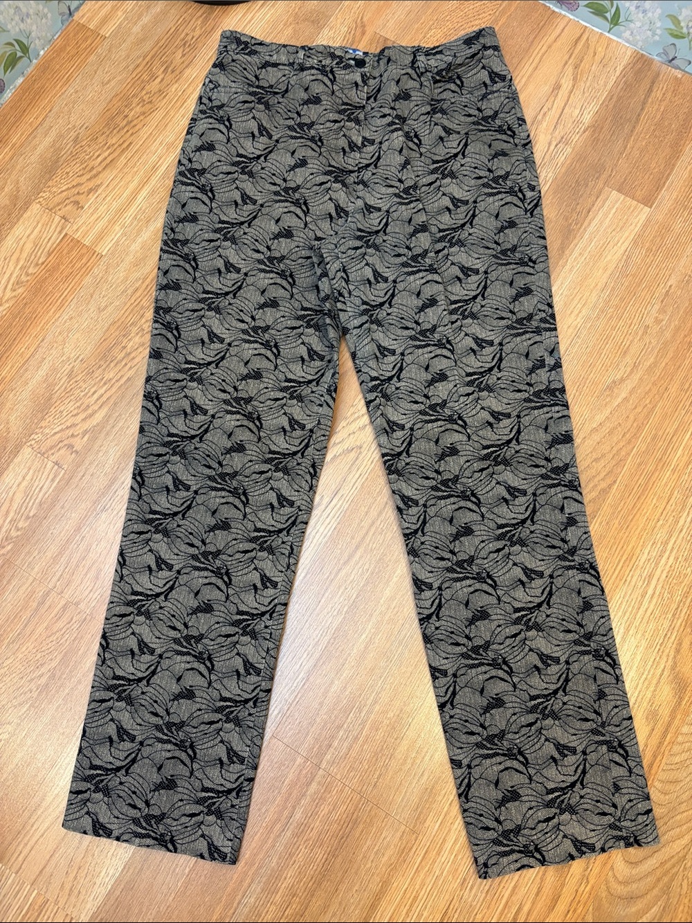 Vintage 1990’s Shaver Lake tan & black velvet floral straight leg pants. Size 10